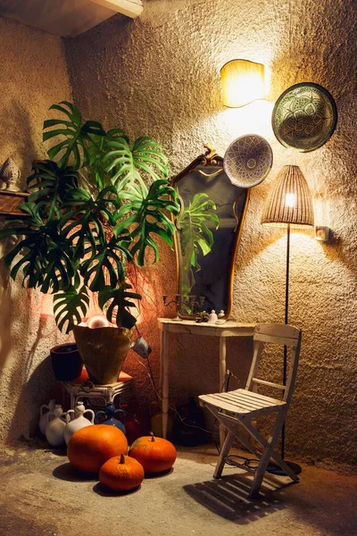 Köy Evi Köşesinin Dikey Bir Görüntüsü Retro Ayna Sandalye Küçük — Stok fotoğraf