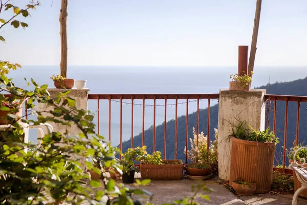 Eine Terrasse Mit Blick Auf Das Mittelmeer Der Amalfiküste Süditalien — Stockfoto