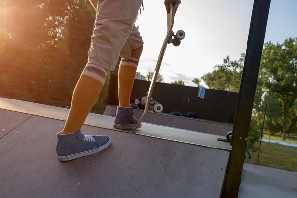 Ung Manlig Skateboard Park Omgiven Träd Solljuset — Stockfoto