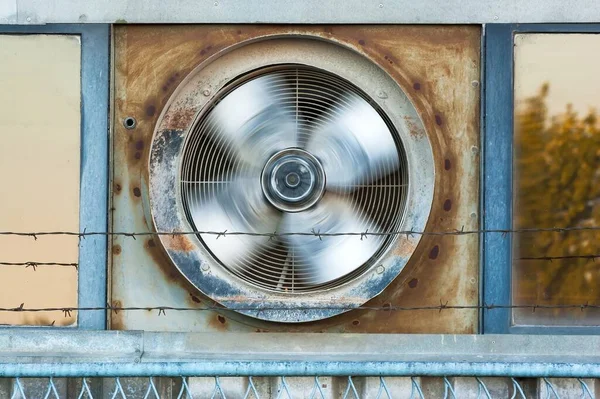 Ventilador Ventilação Fábrica Girando Dia Nublado — Fotografia de Stock
