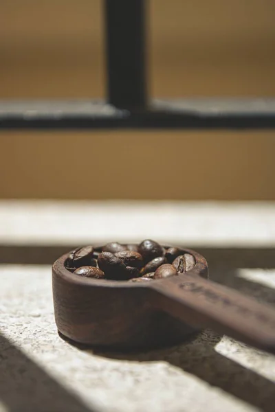 Colpo Verticale Una Paletta Legno Con Chicchi Caffè Tostati — Foto Stock