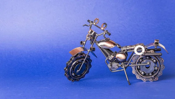 Σπιτικό Μεταλλικό Μοντέλο Παιχνίδι Αθλητικών Δρόμου Ποδήλατο Στέκεται Ένα Μπλε — Φωτογραφία Αρχείου