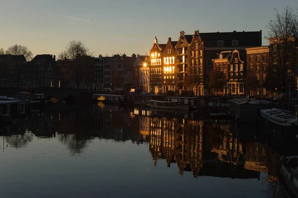 Krásný Záběr Budovy Města Amsterdamu Nizozemí Během Východu Slunce — Stock fotografie