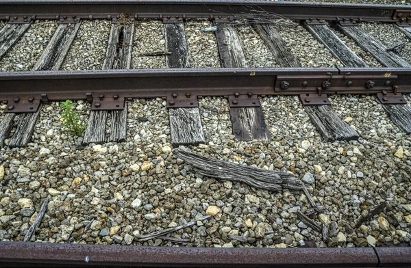 Gamla Och Rostiga Metalljärnvägarna Täckta Små Stenar — Stockfoto