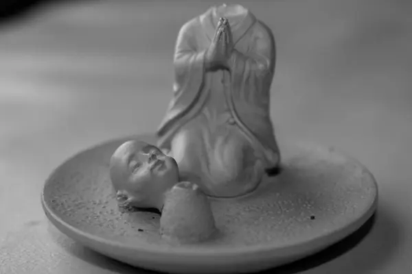 Closeup Grayscale Shot Broken Statue Praying Baby Boy — Stock Photo, Image