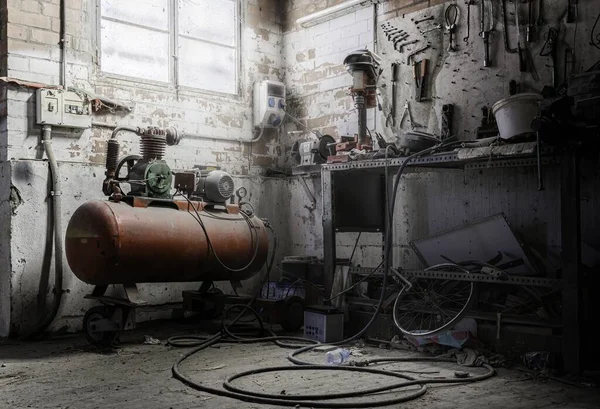 Compresor Gas Rojo Edificio Abandonado — Foto de Stock