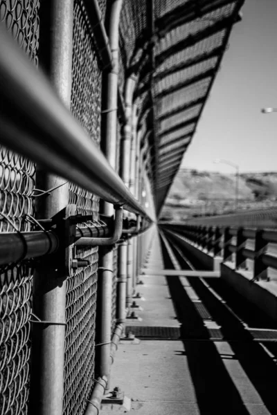 Eine Graustufenaufnahme Des Langen Metallzauns Auf Der Brücke — Stockfoto