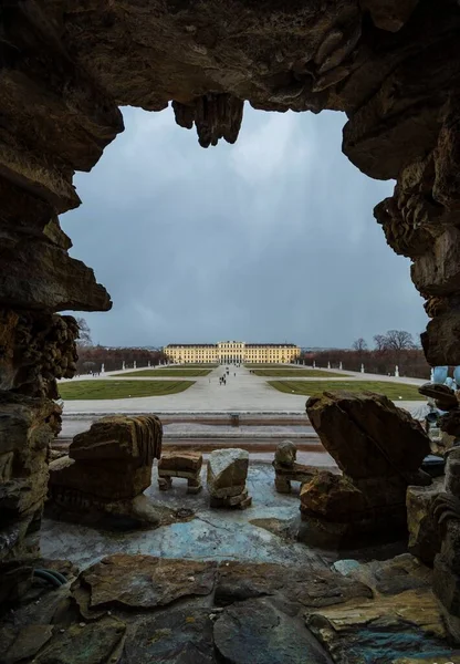 Vista Del Palacio Schnbrunn Desde Una Cueva —  Fotos de Stock