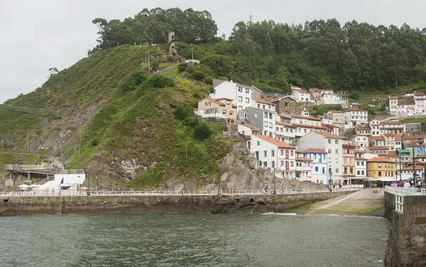 Las Casas Playa Rodeadas Acantilados Capturados Día Nublado — Foto de Stock