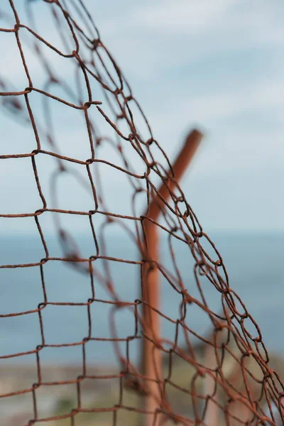 Plan Rapproché Une Vieille Cloison Métallique Sur Une Plage Avec — Photo