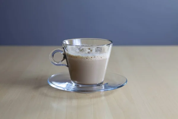 Närbild Ett Glas Halvfull Kanel Chai Latte Träyta — Stockfoto