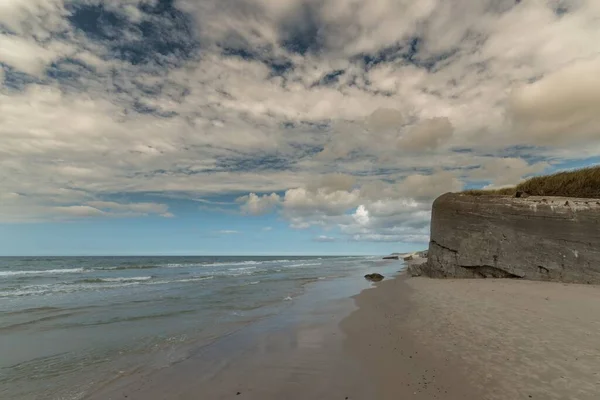 Klippan Nära Stranden Himlen Full Moln — Stockfoto