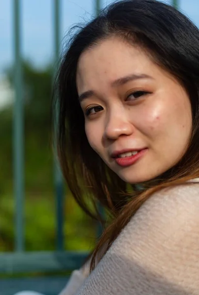 Egy Vonzó Ázsiai Fiatal Hosszú Hajjal Fehér Ruhában Egy Fém — Stock Fotó