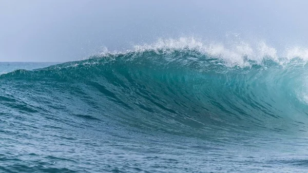 Een Grote Golf Van Een Zee Tegen Blauwe Lucht — Stockfoto