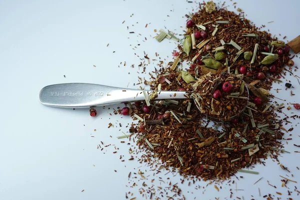 Tiro Foco Raso Chá Rooibos Isolado Fundo Branco — Fotografia de Stock