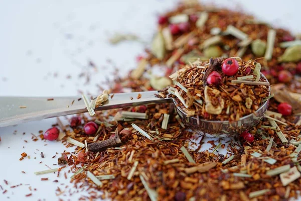 Tiro Foco Raso Chá Rooibos Isolado Fundo Branco — Fotografia de Stock