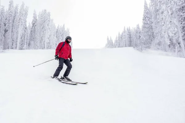 Een Jonge Skiër Beweging Een Bergskigebied Met Een Prachtig Winterlandschap — Stockfoto