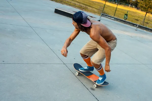 Primer Plano Joven Skate Sin Camisa Parque Durante Día — Foto de Stock