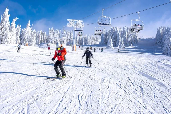 Skiërs Skiën Een Bergresort Met Een Skilift Achtergrond — Stockfoto