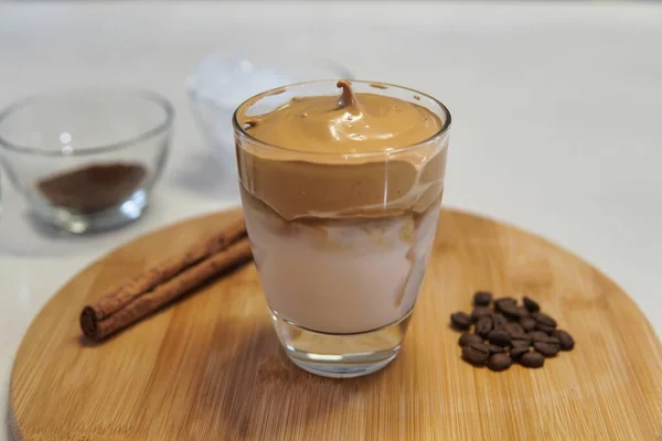 Hazır Kahve Süt Şekerden Yapılmış Kremalı Soğuk Kahve — Stok fotoğraf