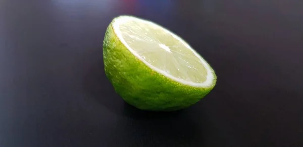 Grön Lime Svart Bakgrund — Stockfoto