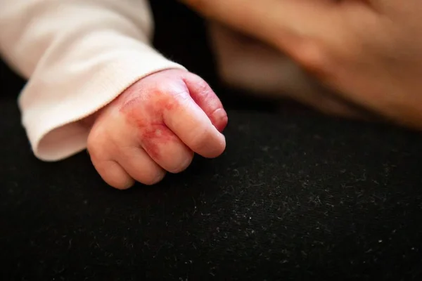 Selective Focus Shot Newborn Baby Hand Black Fabric — Stock Photo, Image