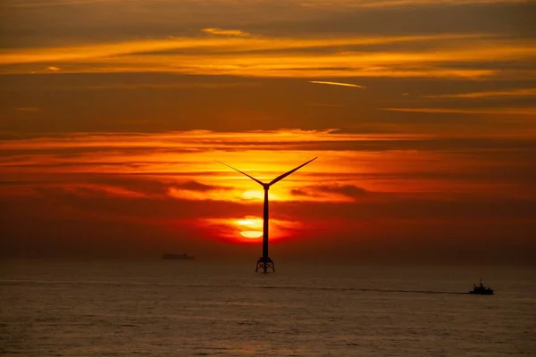 日落时大海中风力发电机的美丽景色 — 图库照片