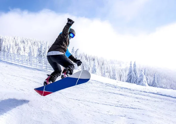 Snowboarder Saltando Una Estación Esquí Montaña Con Hermoso Paisaje Invierno — Foto de Stock