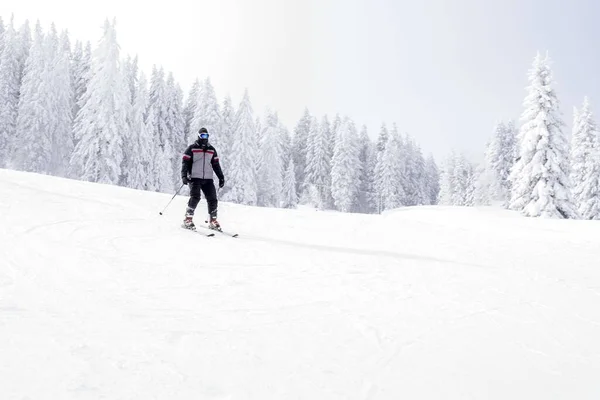 Een Jonge Skiër Beweging Een Bergskigebied Met Een Prachtig Winterlandschap — Stockfoto