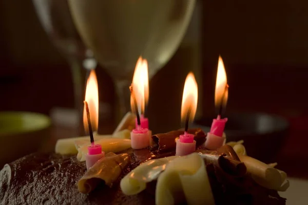 Tiro Foco Seletivo Bolo Chocolate Com Velas Topo — Fotografia de Stock