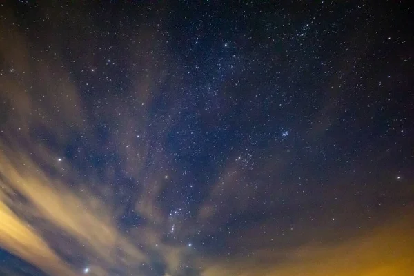 Eine Schöne Landschaft Des Bewölkten Nachthimmels Voller Sterne — Stockfoto