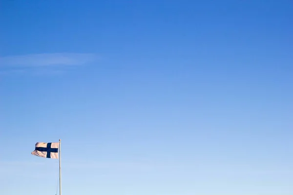 Σημαία Της Φινλανδίας Κυματίζει Στύλο Πάνω Γαλάζιο Ουρανό — Φωτογραφία Αρχείου