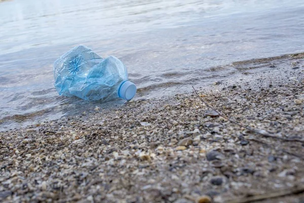 プラスチック汚染の岩のビーチ 環境汚染の概念 — ストック写真
