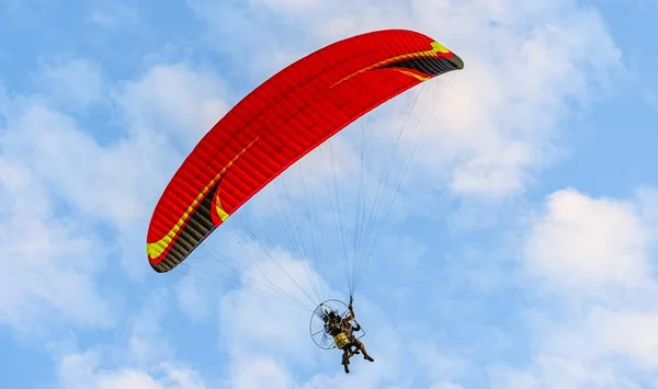 Cúpula Roja Parapente Motor Volando Sobre Fondo Cielo Azul Nublado — Foto de Stock