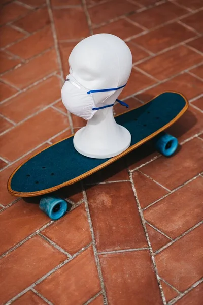 Uma Cabeça Manequim Branca Usando Uma Máscara Facial Médica Skate — Fotografia de Stock