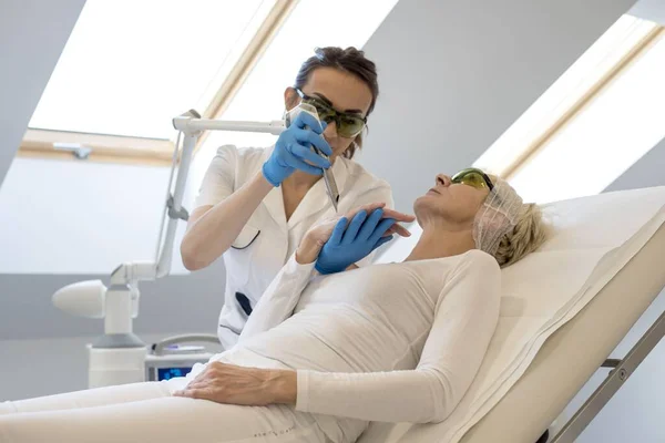 Uma Mulher Meia Idade Recebendo Tratamento Com Laser Ultrassom Centro — Fotografia de Stock