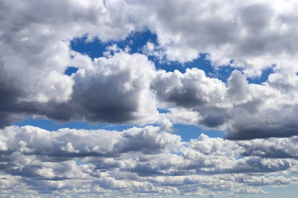 Захватывающая Сцена Белых Пушистых Облаков Голубом Небе — стоковое фото