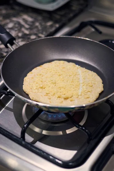 Een Verticaal Schot Van Een Tortilla Met Kaas Een Pan — Stockfoto