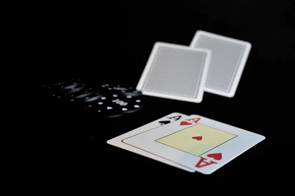 Close Cartas Fichas Poker Sob Luzes Fundo Preto — Fotografia de Stock