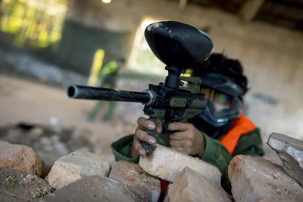 Una Persona Con Una Máscara Jugando Paintball Edificio Abandonado Bajo — Foto de Stock