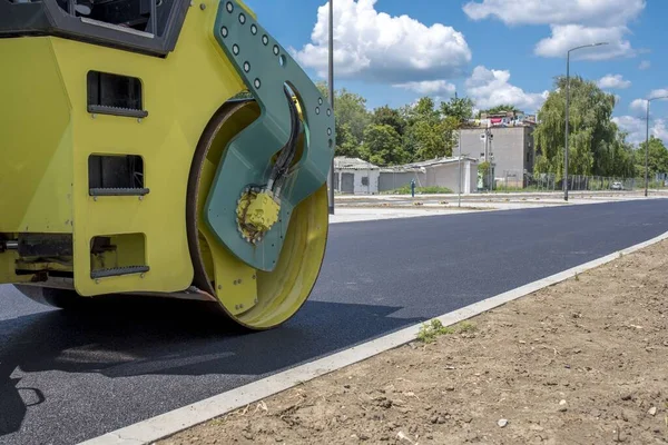 Primer Plano Rodillo Carretera Asfalto Fresco Durante Día — Foto de Stock