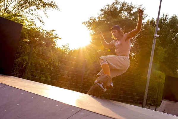 Jovem Homem Andar Skate Num Parque Rodeado Por Árvores Sob — Fotografia de Stock