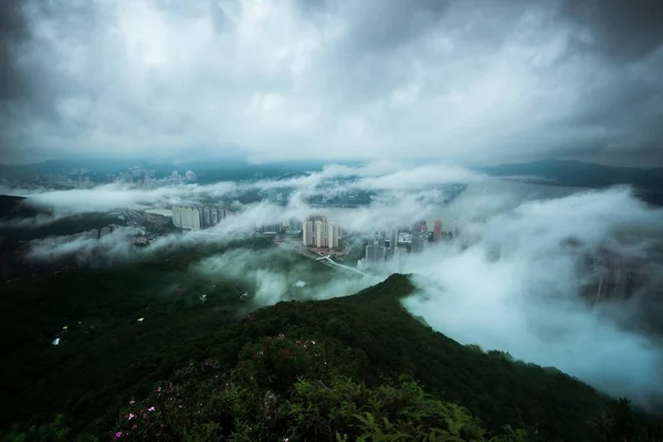 Una Vista Aerea Ipnotizzante Della Città Hong Kong Attraverso Nuvole — Foto Stock