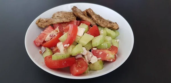 Hausgemachtes Gebratenes Hähnchenbrustfleisch Und Griechischer Salat Einer Weißen Schüssel — Stockfoto