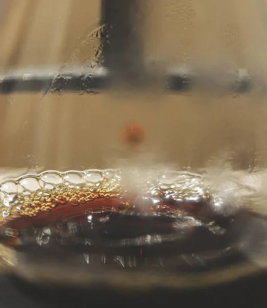 Een Close Shot Van Een Gebrouwen Zwarte Koffie Een Glazen — Stockfoto