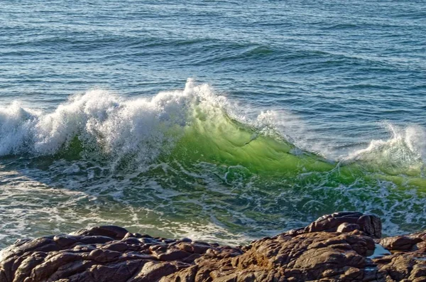 Zelené Vlny Lámou Skalnatém Břehu — Stock fotografie