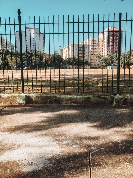 公園の金属製の手すりから見たブラジルの建物 — ストック写真