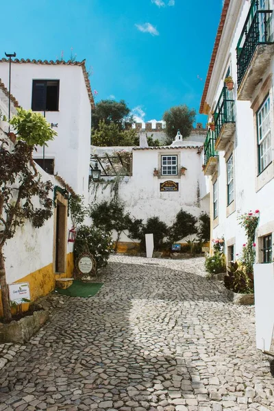 포르투갈 동안흰 건물들 사이로 — 스톡 사진