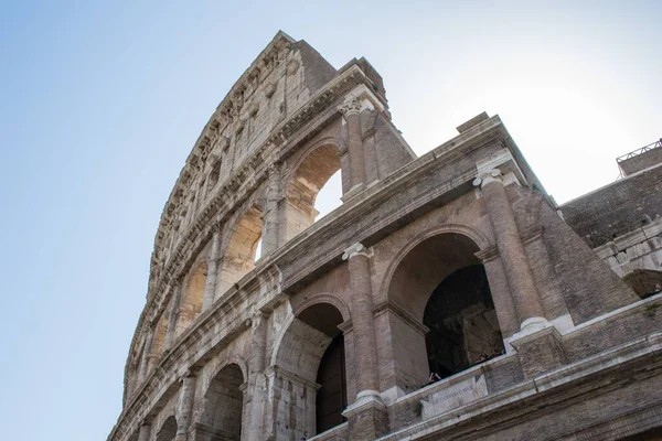 Plano Bajo Ángulo Del Histórico Coliseo Roma Italia —  Fotos de Stock