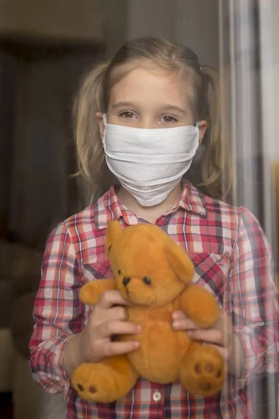 의료용 마스크를 착용하고 인형을 아이의 초상화 공들여 — 스톡 사진